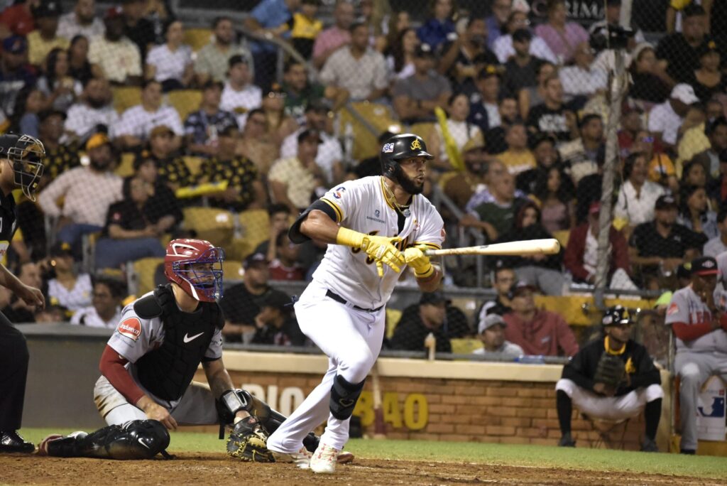 Águilas castigan pitcheo del Escogido y empatan con el Licey en el tercer lugar 