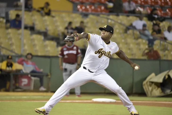 Enny Romero lanza en grande y las Águilas dominan a los Gigantes 3-1 