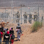 Encuentran en la frontera entre EE.UU., y México a una niña salvadoreña de 2 años que viajaba sola