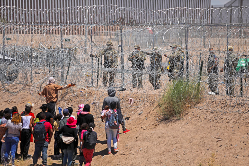 Encuentran en la frontera entre EE.UU., y México a una niña salvadoreña de 2 años que viajaba sola