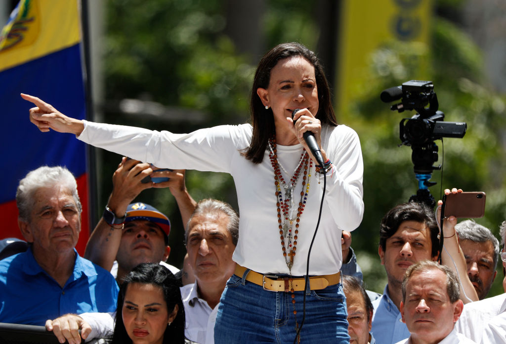 María Corina Machado asegura que asedio en la Embajada de Argentina en Caracas indica debilidad del oficialismo y convoca a protesta el 1 de diciembre