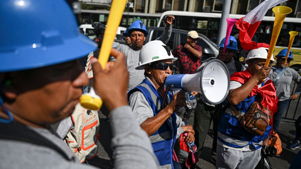 Comisión del Congreso de Perú amplía seis meses la vigencia de polémica licencia de minería a pequeña escala