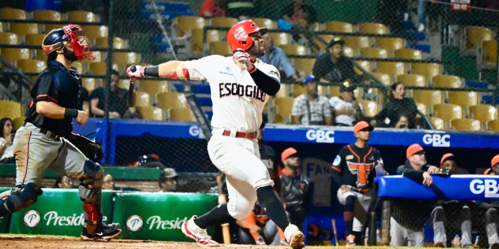 Leones vienen de atrás y dejan en el terreno a los Toros en extra innings 