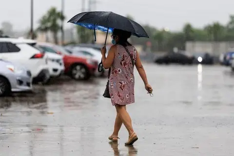 Ambiente lluvioso durante todo el día propiciado por humedad y vaguada 