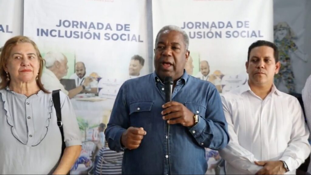 Tony Peña lleva asistencia programas sociales a comunidades más carenciadas de La Vega 