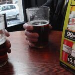 El culto a las «cucharas»: el interior de los pubs espartanos y cavernosos que dividen Gran Bretaña