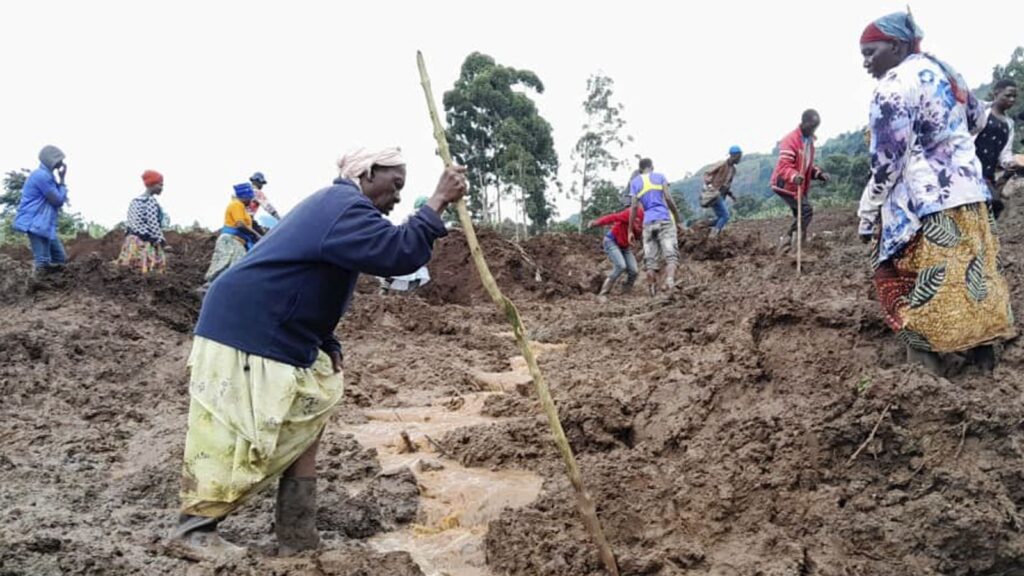 Al menos 15 muertos y más de 100 desaparecidos tras deslizamientos de tierra que sepultaron viviendas en Uganda