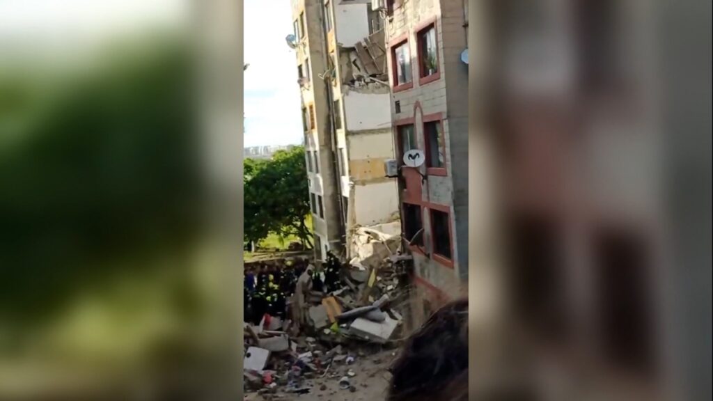 Rescatan a 5 personas tras el derrumbe de un edificio en Barranquilla, Colombia; autoridades buscan a otra