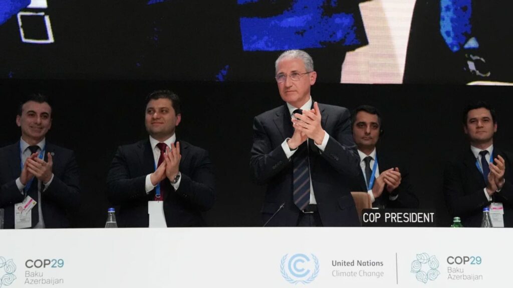 El mundo acuerda un pacto climático sobre ayuda financiera para los países en desarrollo después de que la COP29 casi implosiona