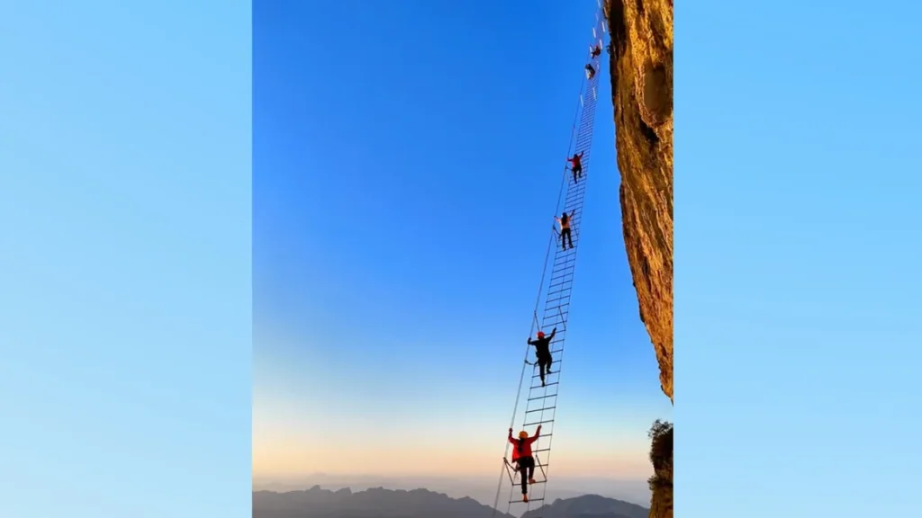 Así es la Escalera al Cielo, la nueva atracción turística de China a 1.500 metros de altura