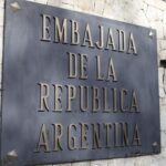 La oposición de Venezuela denuncia el presunto robo de fusibles eléctricos de la Embajada de Argentina en Caracas, que asila a seis opositores al Gobierno de Maduro