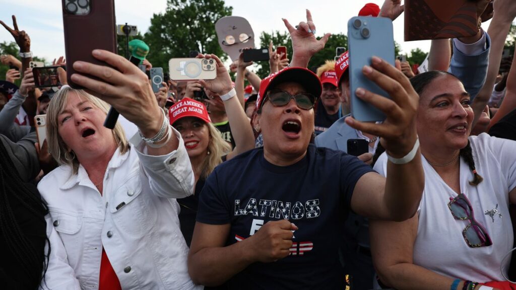 Los latinos se convirtieron en un nuevo frente de batalla para los candidatos políticos