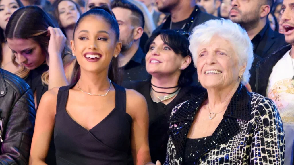 Ariana Grande vuela a su ciudad natal por un día solo para ver «Wicked» con su abuela