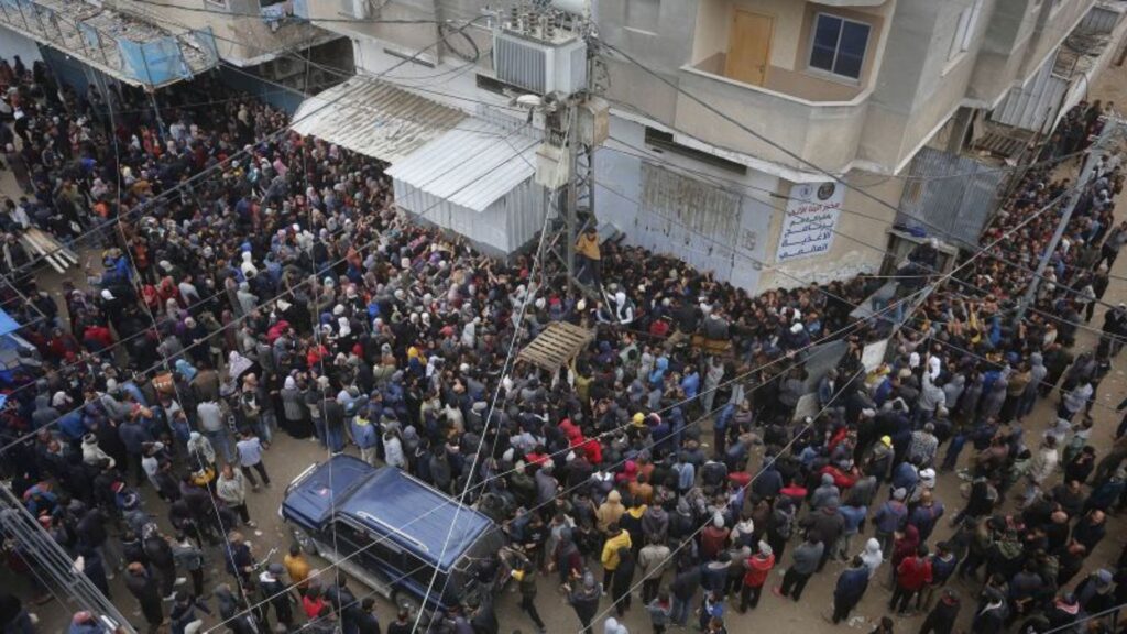 Una mujer y dos niños palestinos mueren aplastados fuera de una panadería en Gaza