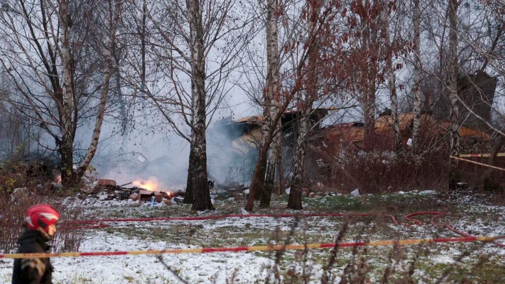 Un tripulante murió y tres sobrevivieron al estrellarse un avión de carga cerca del aeropuerto de Vilna