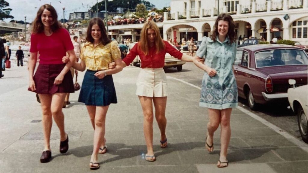 Cuatro amigas posaron para una foto en sus vacaciones de 1972. Más de 50 años después, la recrearon