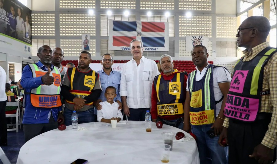 Almuerzo navideño: el presidente Abinader comió con motoconchistas