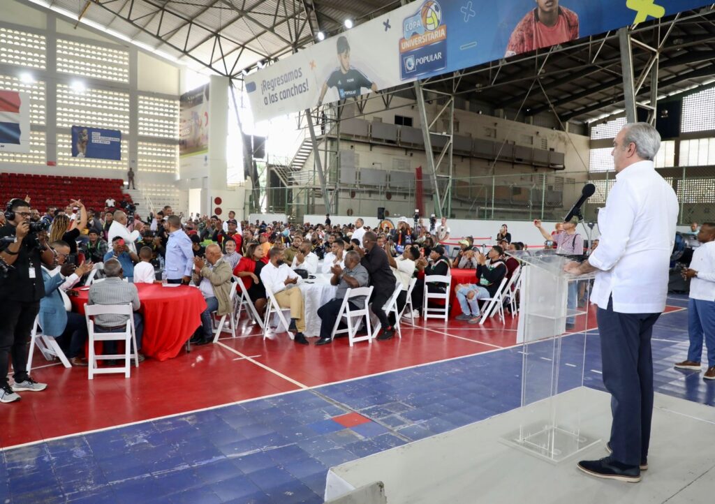 Presidente almuerza con motoconchistas y les promete mejores condiciones de vida 