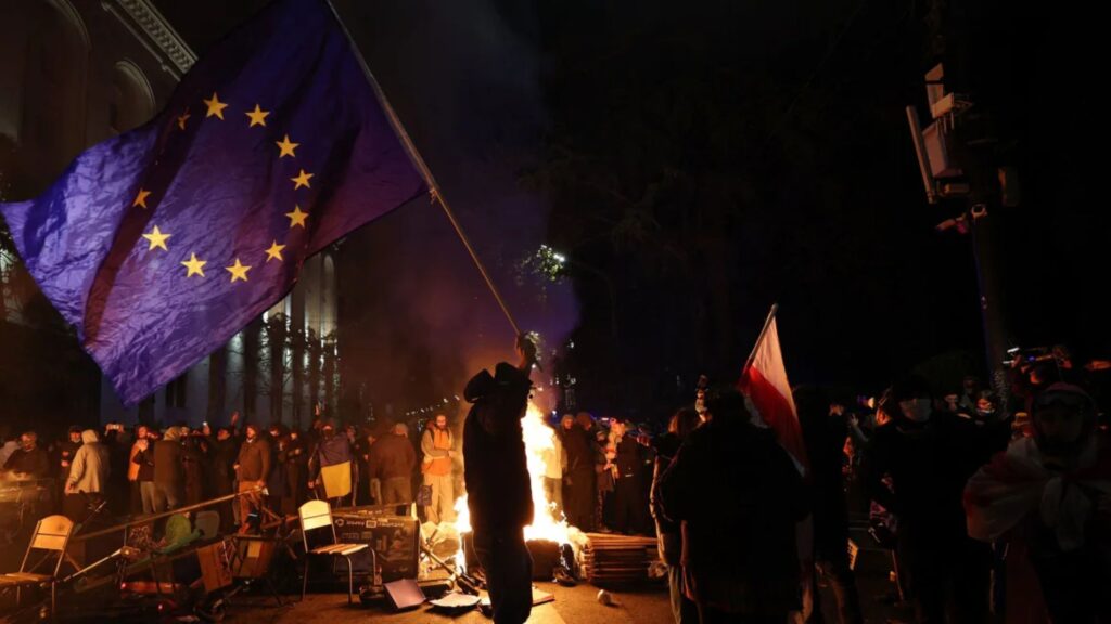 Manifestantes protestan por tercera noche consecutiva en Georgia tras suspensión de conversaciones sobre adhesión a la Unión Europea