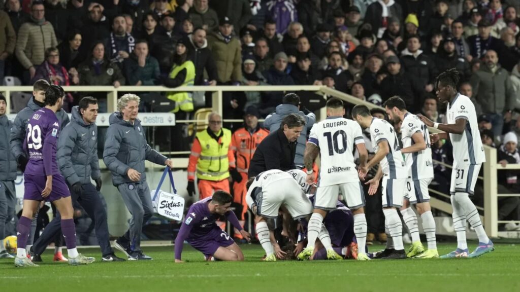 Suspenden partido de la Serie A después de que un jugador de la Fiorentina se desplomara en el campo