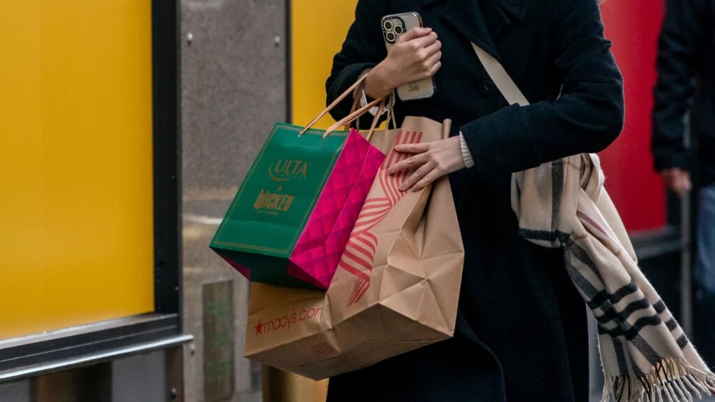 Los compradores siguen disfrutando de las rebajas del Black Friday, pero sobre todo por internet