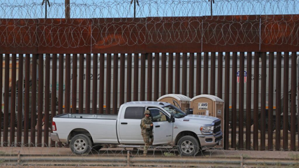 Los cruces de migrantes por la frontera entre EE.UU. y México cayeron en noviembre, según un alto funcionario