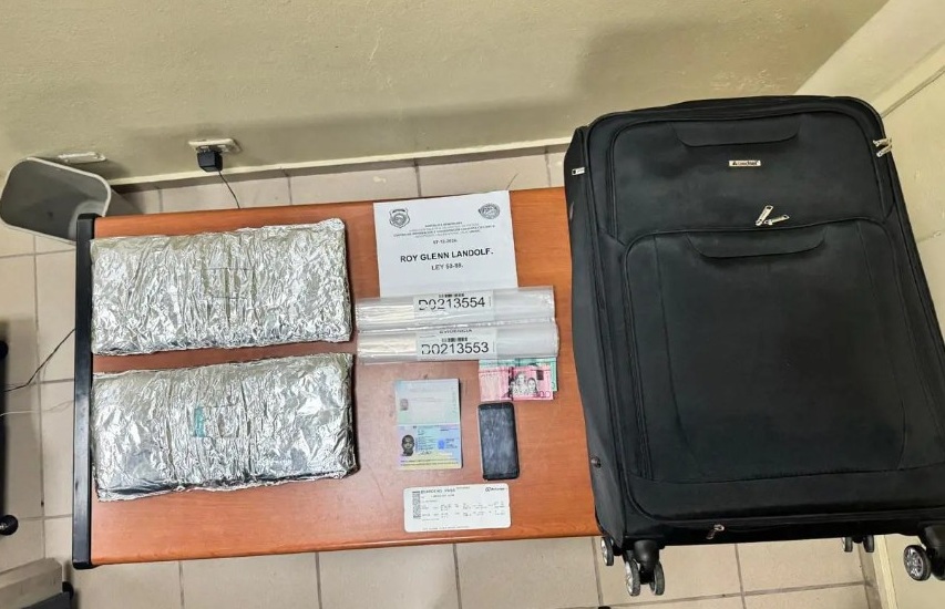 DNCD y CESAC detienen holandés transportando 4 kilos de cocaína en Aeropuerto del Cibao