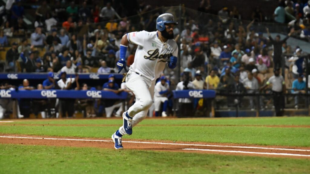 Licey le da hasta con el cubo del agua a las Águilas durante paliza histórica