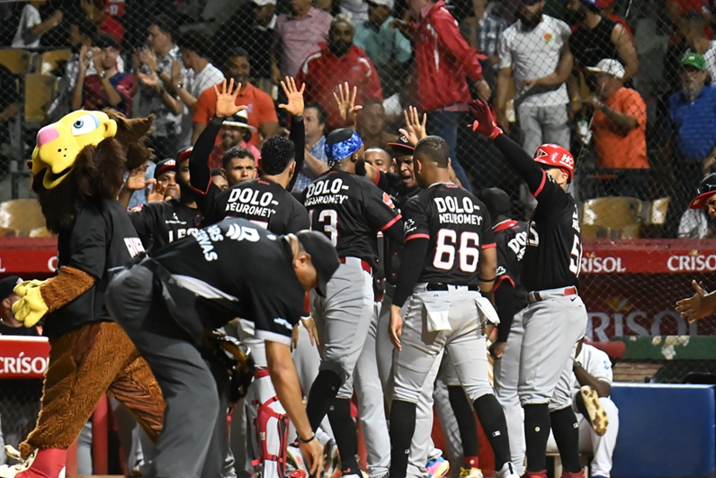 Leones siguen con esperanza de clasificación tras ganarle al Licey