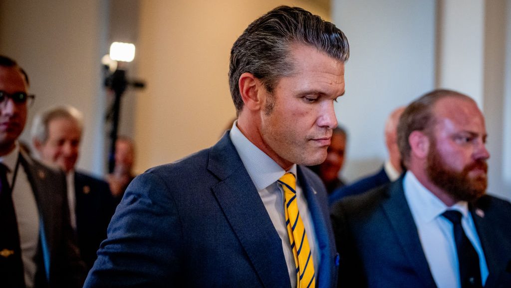 Pete Hegseth asegura que habló con Trump, quien le dijo que siguiera “luchando”