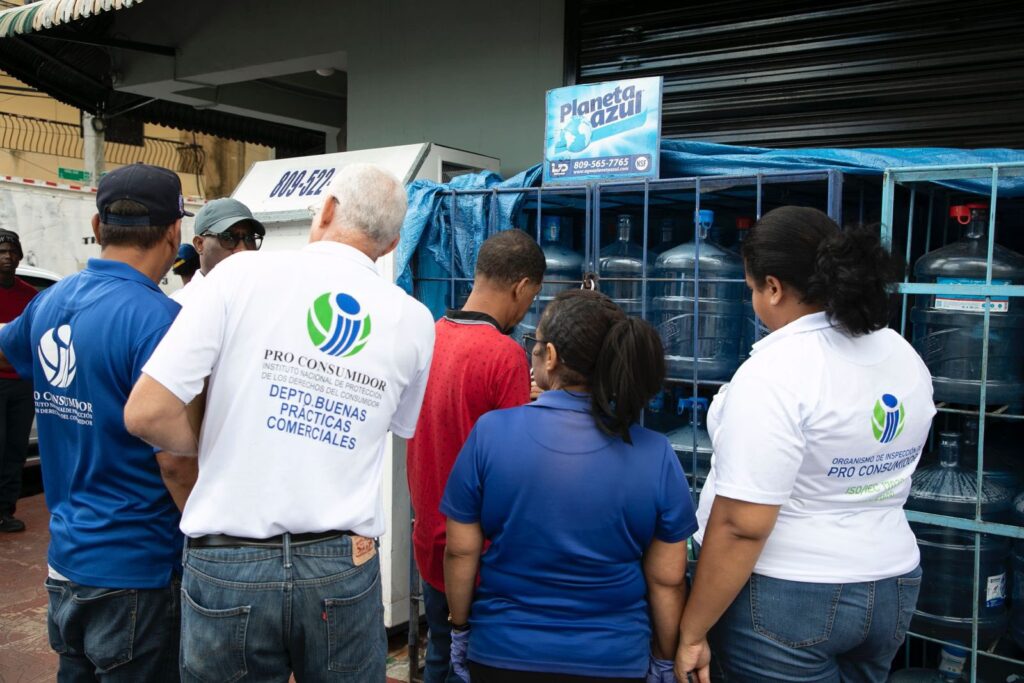 Pro Consumidor inicia decomiso de cientos de botellones expuestos a los rayos del sol 