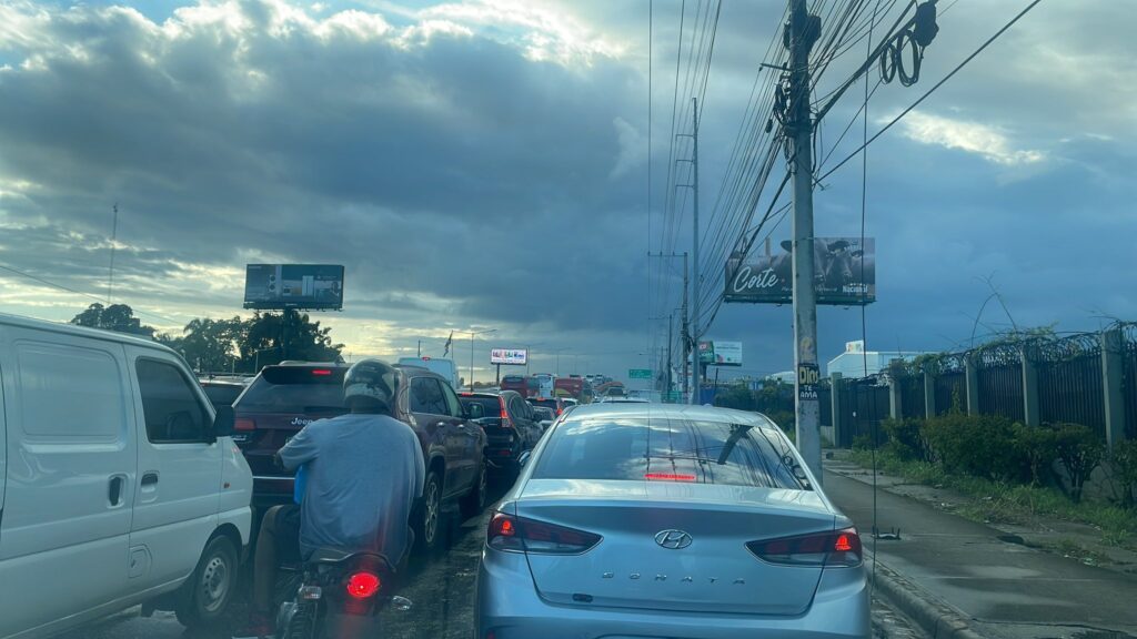 Obras Públicas dice entrega doble sueldo pudo causar tapón Autopista Duarte este lunes 