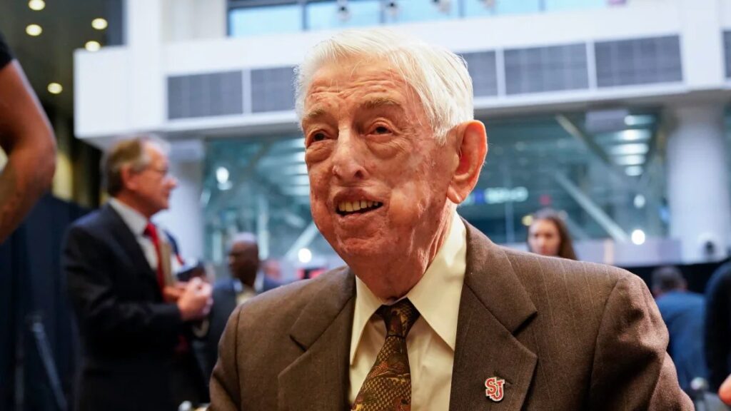 Lou Carnesecca, entrenador del Salón de la Fama del Baloncesto que dirigió a St. John’s durante 24 temporadas, falleció a los 99 años