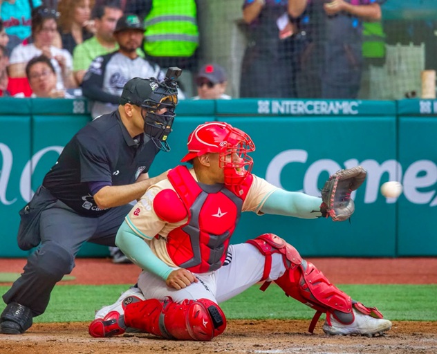 Venezolano José Briceño reforzará la receptoría de los Leones