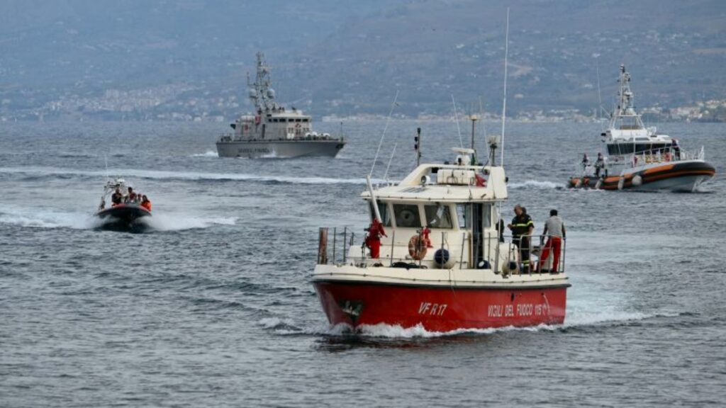 La carrera para reflotar el superyate Bayesian en Sicilia